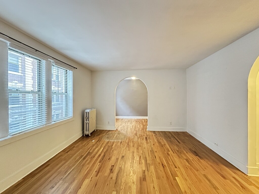 Building Photo - 521 W Surf St