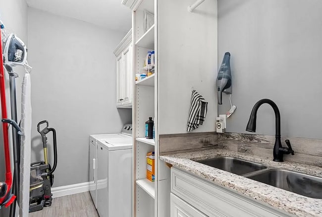 Building Photo - Beautiful Custom Home