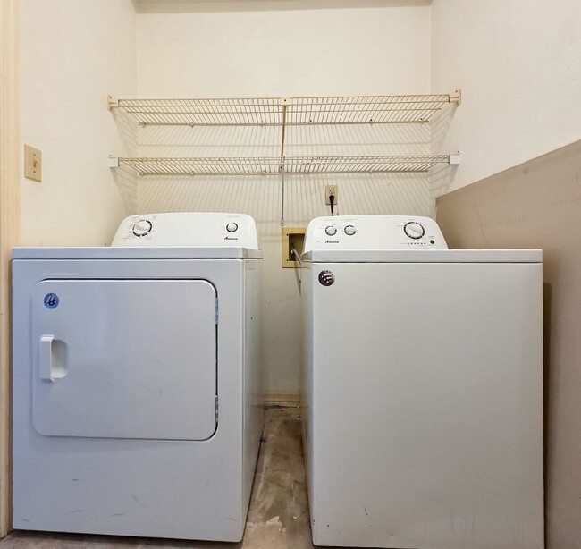 Building Photo - Adorable 2/1.5 in Shellrock Villas