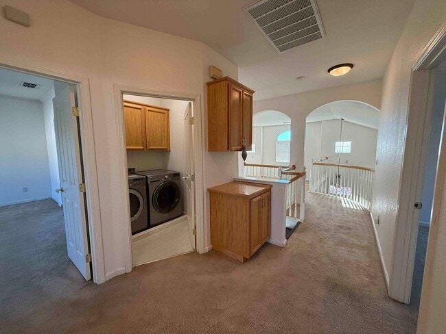 Building Photo - Spacious Cresleigh Ranch Home Near Schools...
