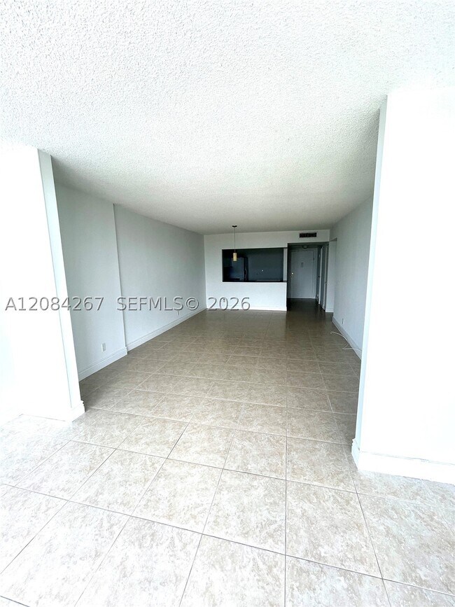 Building Photo - 1000 Parkview Dr