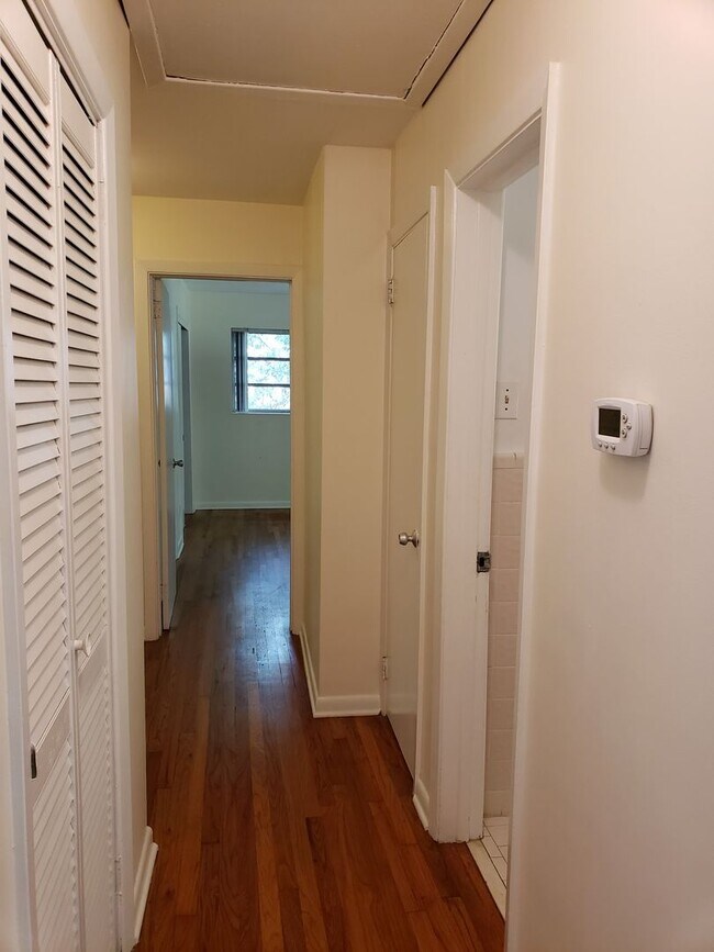 Building Photo - Charming 4 bedroom home for rent close to hospitals with wood floors. Available early August 2026...