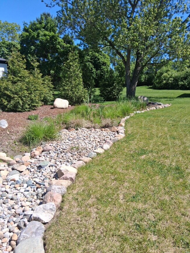 Building Photo - 1858 Upland Dr