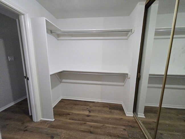 Building Photo - Stunning 4-bd 2.5 bath