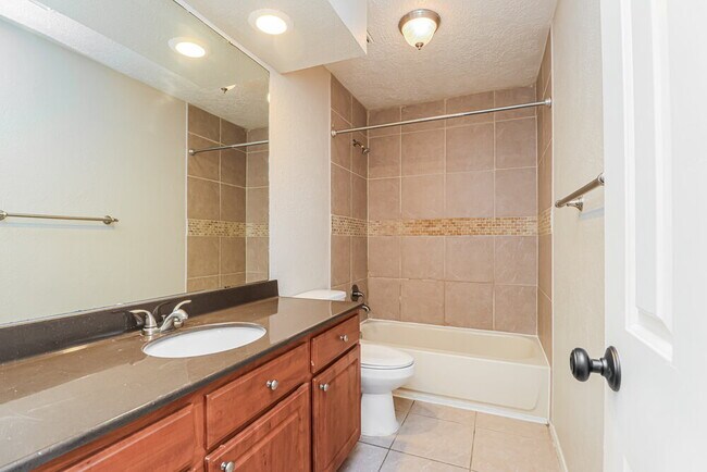 Building Photo - 9215 Grandview Park Dr