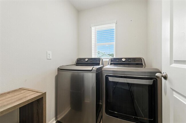 Building Photo - 3903 Silver Strand Trl