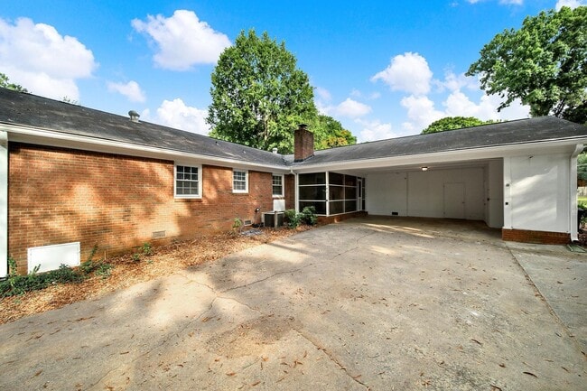Building Photo - Beautifully Renovated Three Bed Two Bath Ranch Home in Mint Hill!