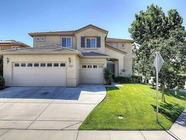 Primary Photo - Huge 4 bedroom 4 bathroom