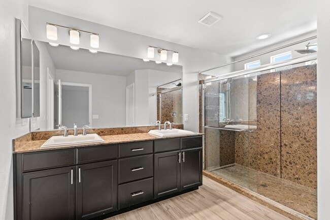 Building Photo - Beautiful 4 Bed 2.5 Bath Home Jones and Wa...