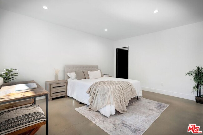 Building Photo - 6236 Sale Ave