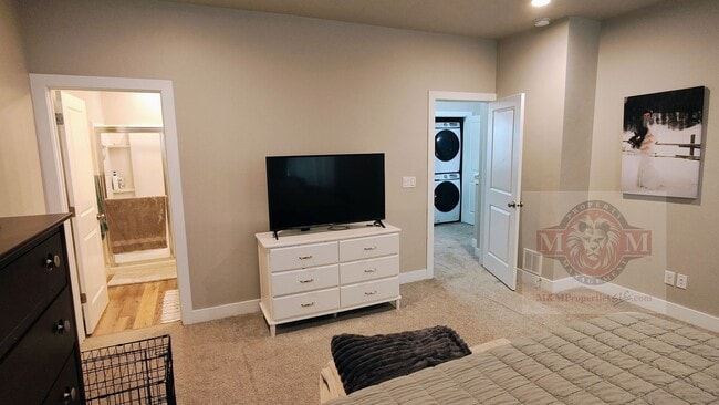 Building Photo - Great 3 Bd 2.5 Bath Townhome 2 Car Garage