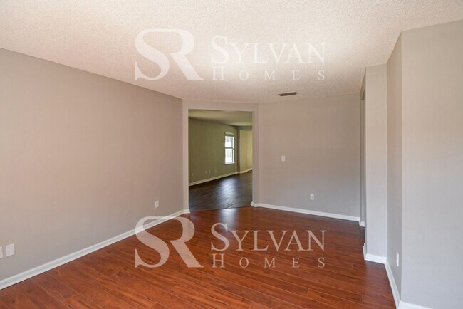 Building Photo - This charming home is move-in ready