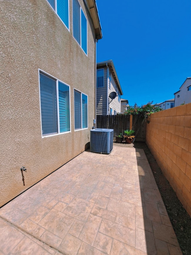 Building Photo - Beautiful 4 Bedroom Home Near Island Water...