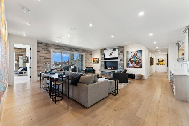 Building Photo - 3450 Ridgeway Dr