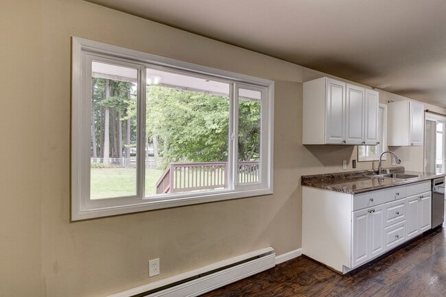 Building Photo - Spacious 4 Bed 2 Bath Home