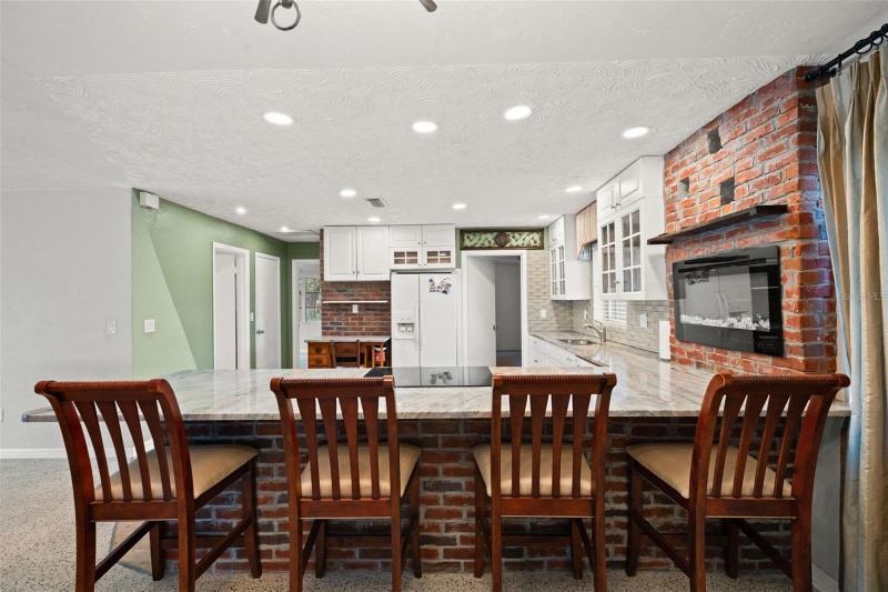 Building Photo - 6422 Fairlawn St