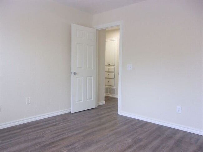 Building Photo - 2 BED 1.5 BATH TWO STORY TOWNHOUSE- WARR A...