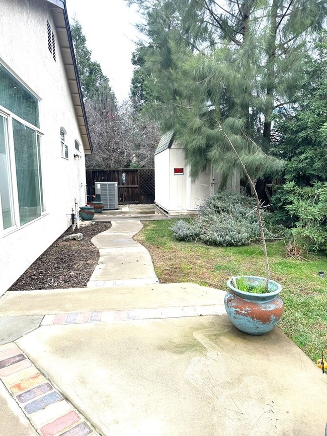 Building Photo - Beautiful charming single story home