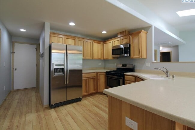 Building Photo - 3 bed, 2 bath Rambler w/ an Office in West...