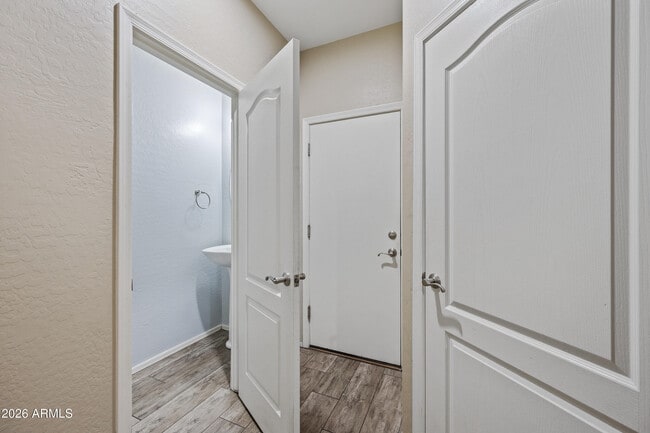 Building Photo - 2600 E Springfield Pl