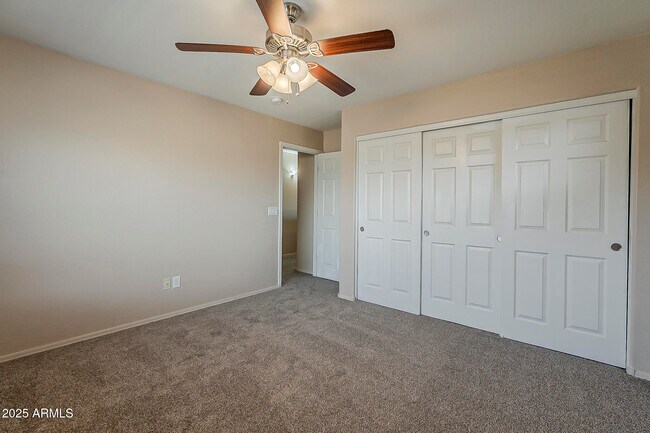 Building Photo - 519 E Rainbow Dr