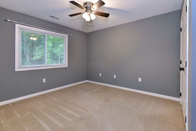 Building Photo - Beautifully Renovated Running Man Gem - Co...