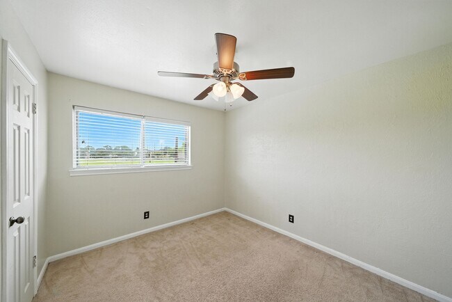 Building Photo - 10666 Hazelhurst Dr