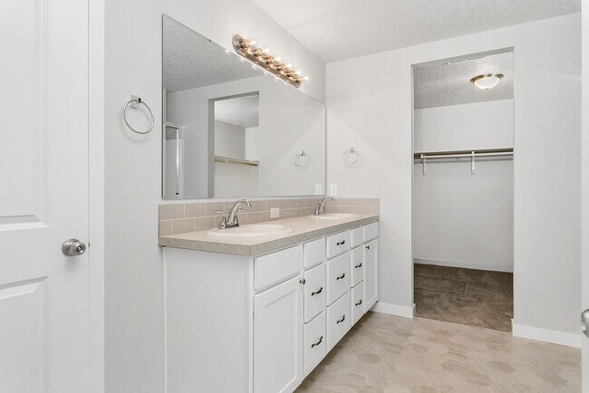 Building Photo - Beautiful 4bd/2ba Single Level Home w/RARE 4-CAR GARAGE