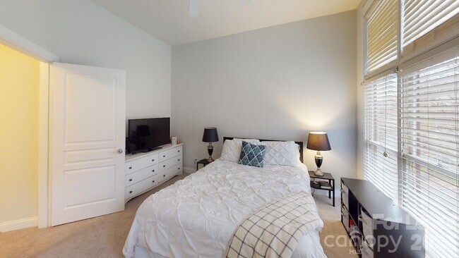 Building Photo - 1007 Park West Dr