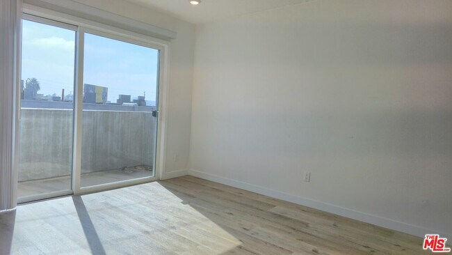 Building Photo - 1650 S Bentley Ave