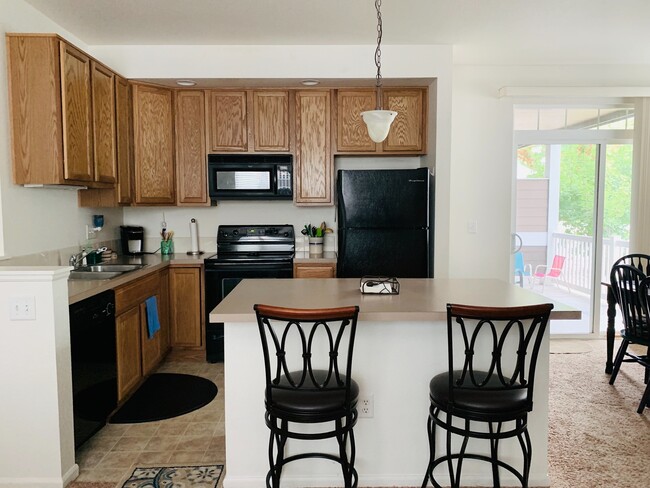 Building Photo - Beautiful 2 bed, 2 bath condo with 1 car garage and easy access to I-25