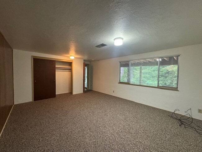 Building Photo - Well located, 4/2, Redwood views