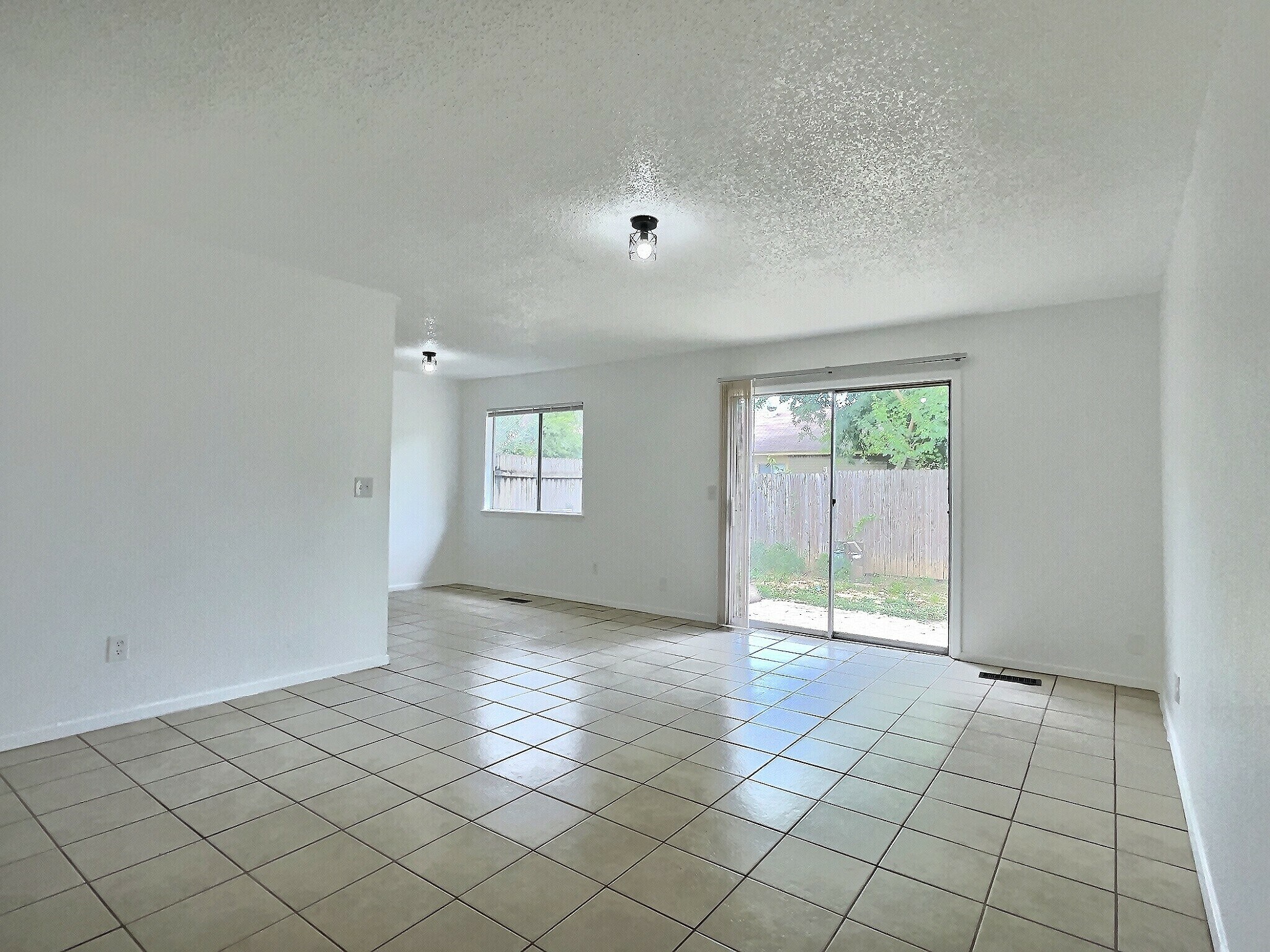 Building Photo - 1543 E 66th Plz