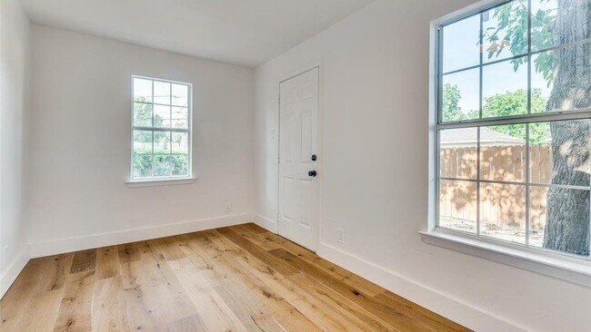 Building Photo - 1122 Newport Ave