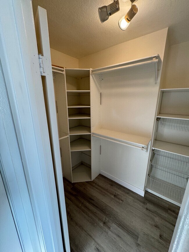 Building Photo - 512 E Lime Ave