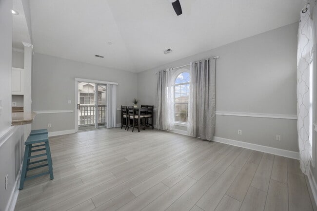 Building Photo - 1 Bedroom Condo in Myrtle Beach with Elevator