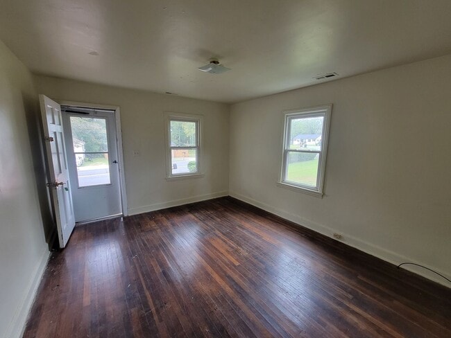 Building Photo - 1 Bedroom 1 Bathroom Duplex!