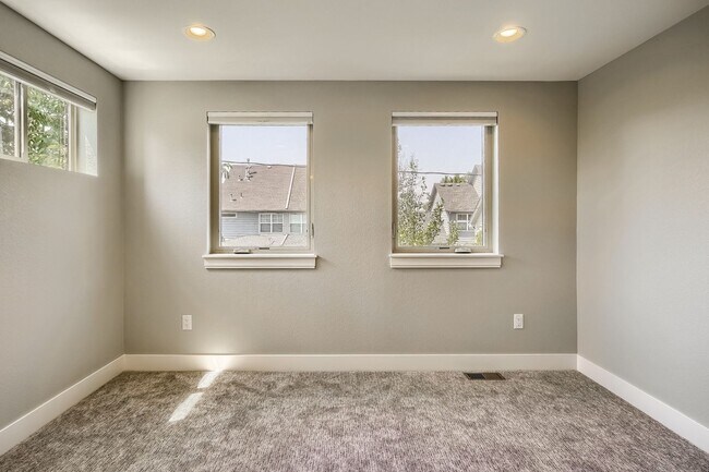 Building Photo - 3 bedroom / 3.5 bath Townhome + 2 Large Flex Spaces & Spacious Roof Top Deck!