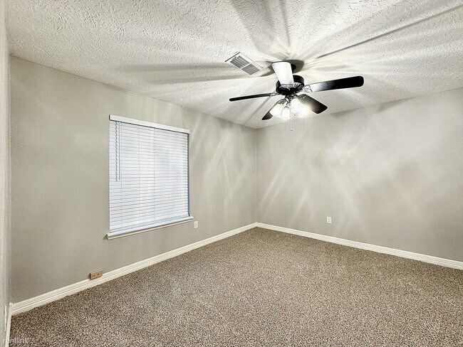 Building Photo - 3 br, 3.5 bath House - 4807 Country Club Vw