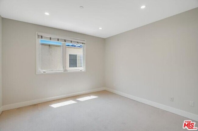 Building Photo - 1517 S Bentley Ave