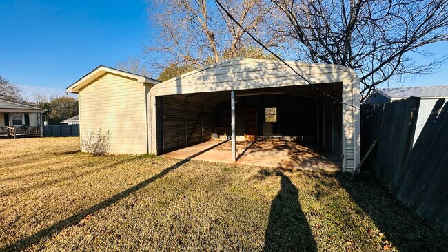 Building Photo - 108 E 21st St