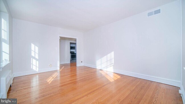 Building Photo - 711 N Broom St