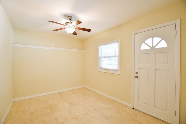 Building Photo - Charming 3-Bedroom Home with Huge Fenced Y...