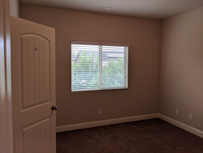 Building Photo - Newer construction home with open floor plan and nice upgrades. Clovis unified schools.