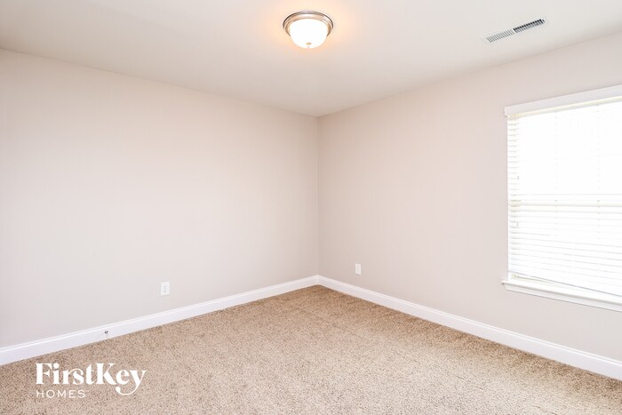 Building Photo - 495 River Crest Dr N