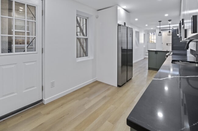 Building Photo - 105 S Poppleton St