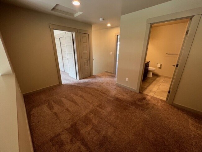 Building Photo - 2200 Greenview Cir