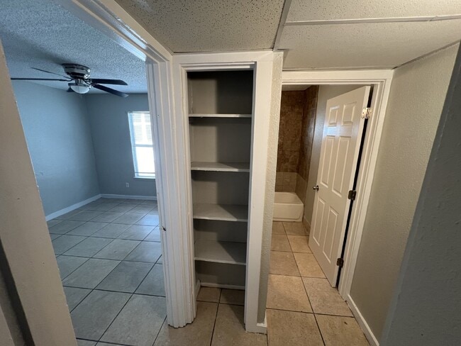 Building Photo - 3 bedroom/1 bathroom close to I10 and I35