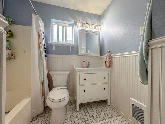 Building Photo - 2 bed/2.5 bath Townhome with Bonus Loft Space in North Seattle, $2,600/mo.