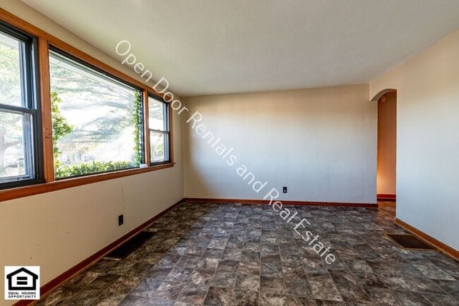 Building Photo - 811 Goshen Ave